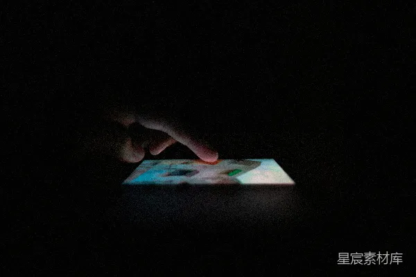 高清摄影 拿着白蓝相间的盒子的人