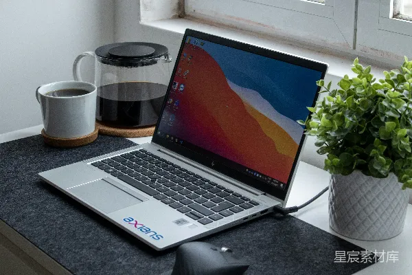 高清摄影 苹果MacBook Pro放在黑色桌子上，旁边是一个白色的陶瓷杯。