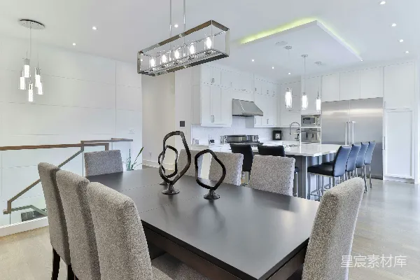 高清摄影 一个厨房里有一张餐桌和椅子