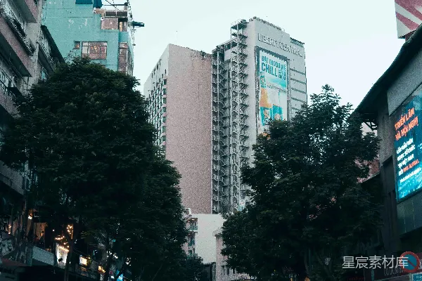 一条满是高大建筑物的城市街道