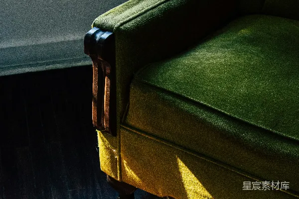 高清摄影 绿色垫子的棕色木制扶手椅