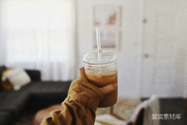 高清摄影 拿着带吸管的杯子的人