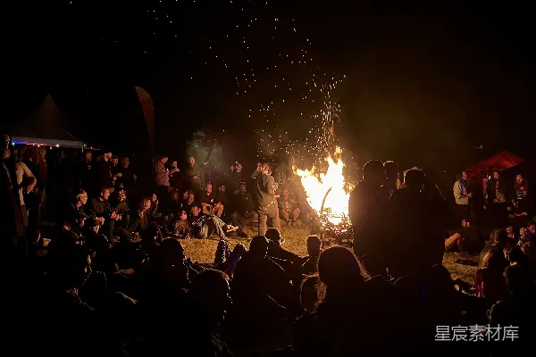 一群人在火堆周围站着