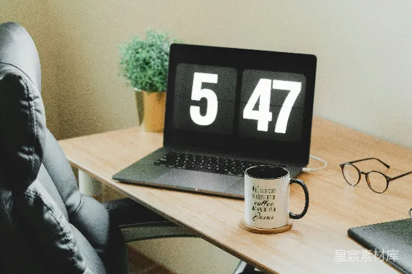 高清摄影 打开的MacBook Pro旁边有一只黑白陶瓷杯子