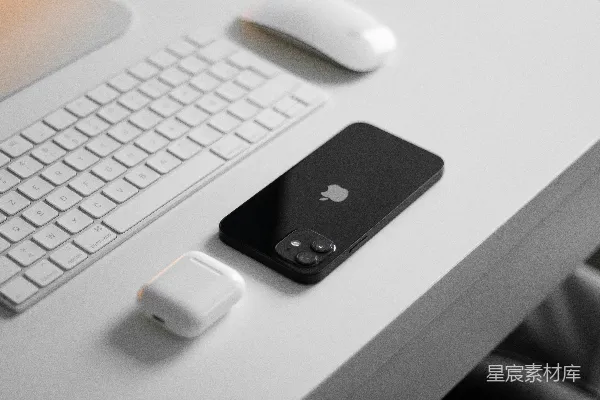 高清摄影 黑色的iPhone 4放置在白色的电脑键盘上。