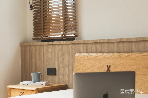 高清摄影 银色的MacBook放在白色的桌子上