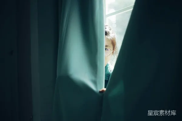白色上衣的女人躺在床上