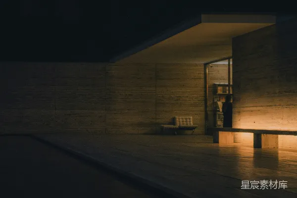 高清摄影 现代化的建筑内部在夜晚有着温暖的照明。