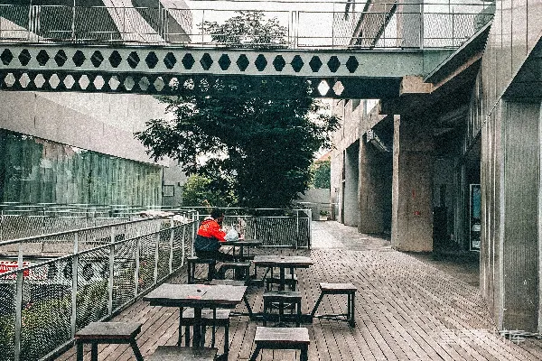 高清摄影 一组长椅空无一人。