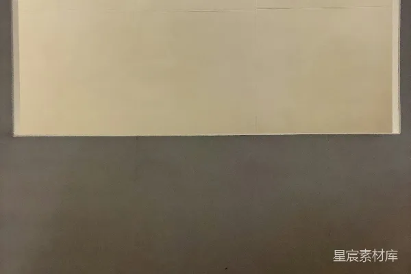 高清摄影 一个淡米色的矩形在深灰色的背景上。