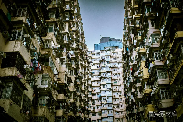 一栋有很多窗户的非常高大的建筑