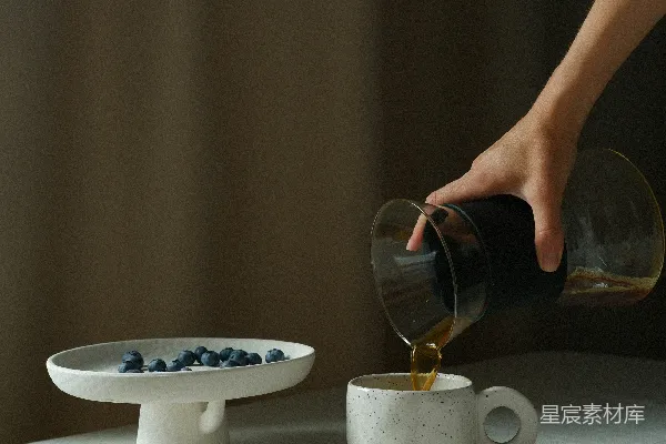 高清摄影 一只手将一杯液体倒入杯中