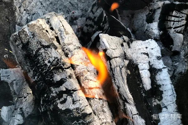 火盆中的一处特写镜头