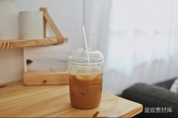 高清摄影 一杯饮料放在桌子上，里面有一根吸管。