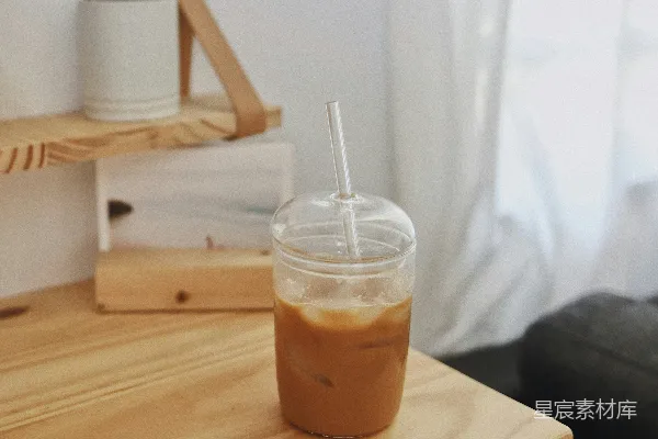 高清摄影 一杯冰咖啡放在木制桌子上。
