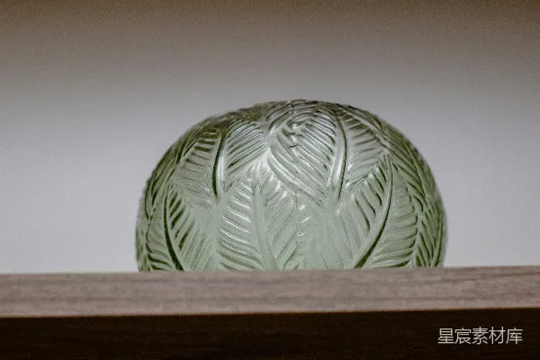 高清摄影 一个绿色的花瓶放在木质架子上