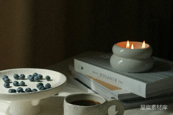 高清摄影 桌子上有一支蜡烛和一杯咖啡。