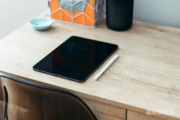 高清摄影 黑色iPad放在棕色木桌上