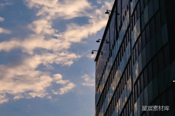 高清摄影 一座建筑物和阴云密布的天空
