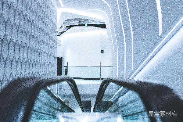 高清摄影 建筑物内有白色墙壁的自动扶梯