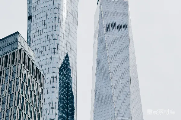 一座城市中一组高大建筑物