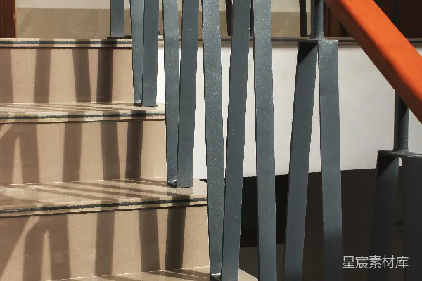 高清摄影 现代楼梯，配有深色的角状扶手和木质扶手。