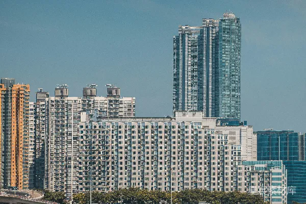 现代公寓建筑在蓝天之下。