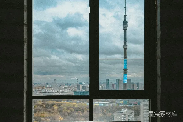 高清摄影 透过一扇大窗户看到的城市天际线和塔楼。