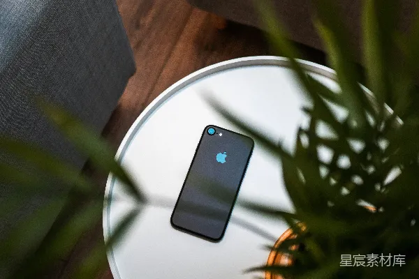 高清摄影 在桌子上有一部黑色的iPhone 7。