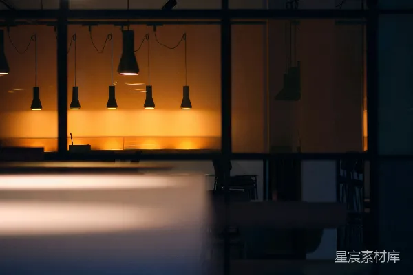 高清摄影 现代办公室内部，夜晚悬挂着吊灯