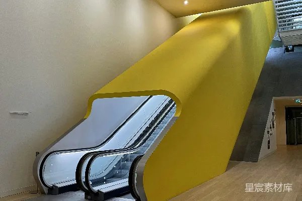 高清摄影 一栋建筑物内有黄色墙壁的自动扶梯