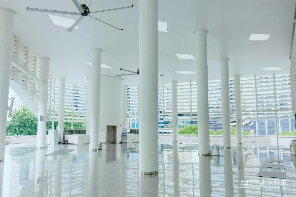 高清摄影 现代化的白色大堂，带有大型柱子和反光地板。