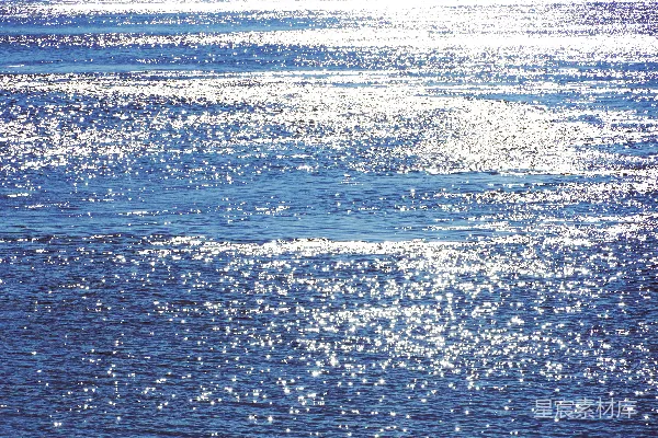 水上冲浪者在水面骑着冲浪板上