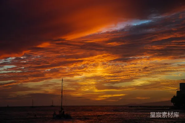夕阳下海面上的船影