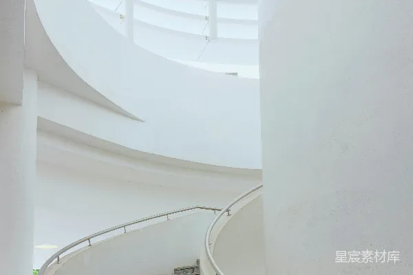 高清摄影 现代螺旋楼梯，白色墙壁和金属栏杆