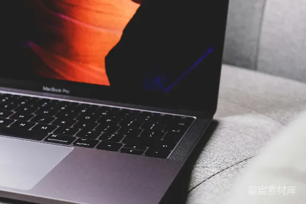 高清摄影 打开的 MacBook Pro