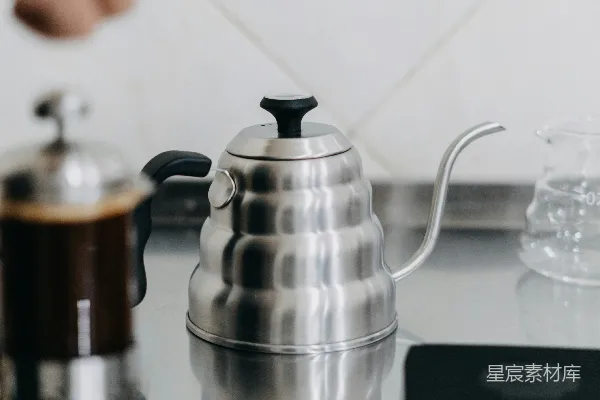 高清摄影 一个人正在准备一杯咖啡。