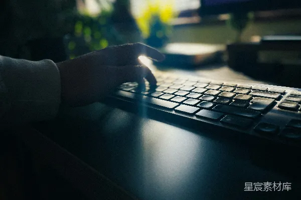 高清摄影 一个人正在用电脑键盘打字。