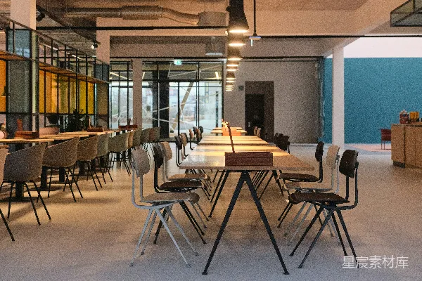 高清摄影 现代化的用餐区，设有长桌和椅子。