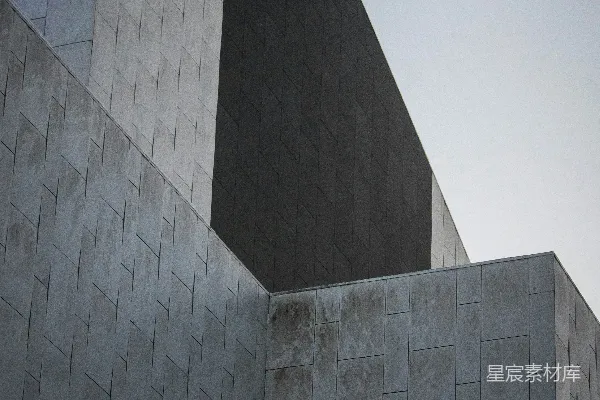 白天灰泥建筑下的蓝天