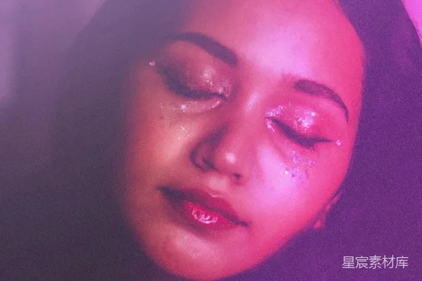 一个女人闭着眼睛在一间黑暗的房间中