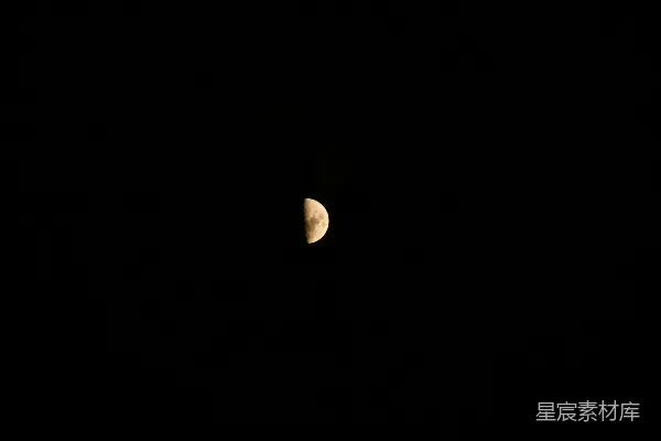 夜空中的残月半影