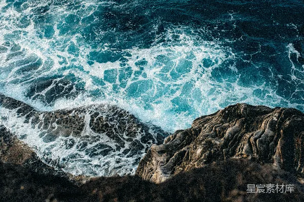 海边岩石上白天海浪拍打的声音