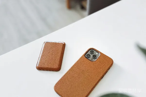 高清摄影 橙色的iPhone壳放在白色的桌子上