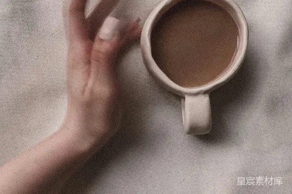 高清摄影 手持白色陶瓷杯，杯中装有棕色液体的人