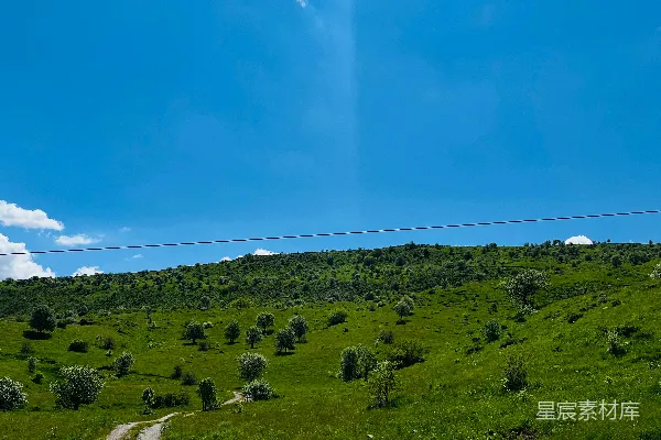 Sunny绿的山坡上蜿蜒着一条泥土小径。