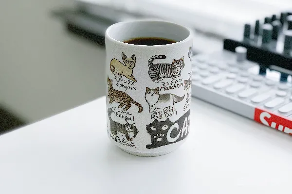 高清摄影 一个咖啡杯在桌子上。