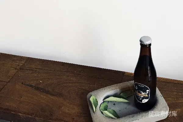 高清摄影 一瓶啤酒放在木质桌子上。