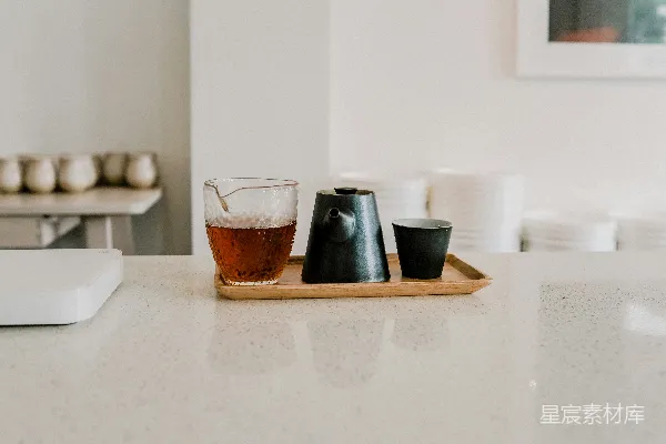 高清摄影 两个干净的水杯放在白色的桌子上。