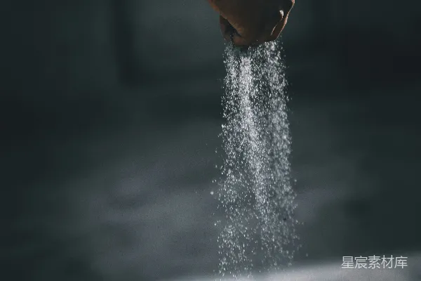 人正在给水浇水
